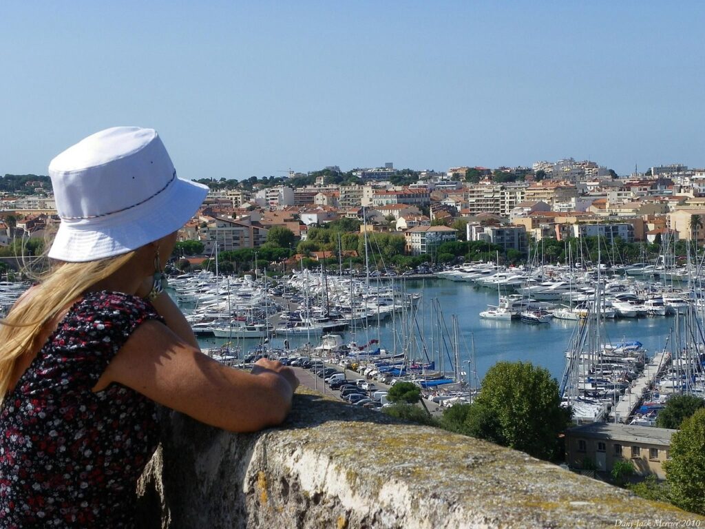 femme qui regarde le port d'Antibes