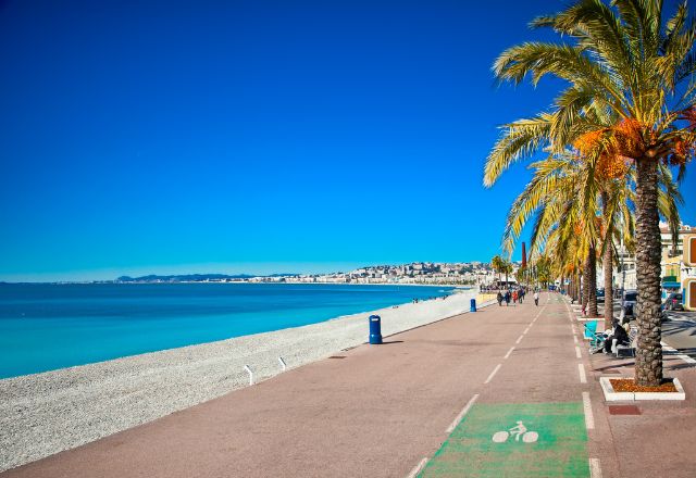 Taxi and Uber options compared on a street in Nice