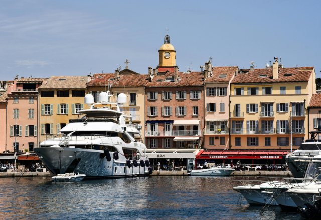 Comment se rendre de Nice à Saint-Tropez ? Le guide complet du transfert 2025
