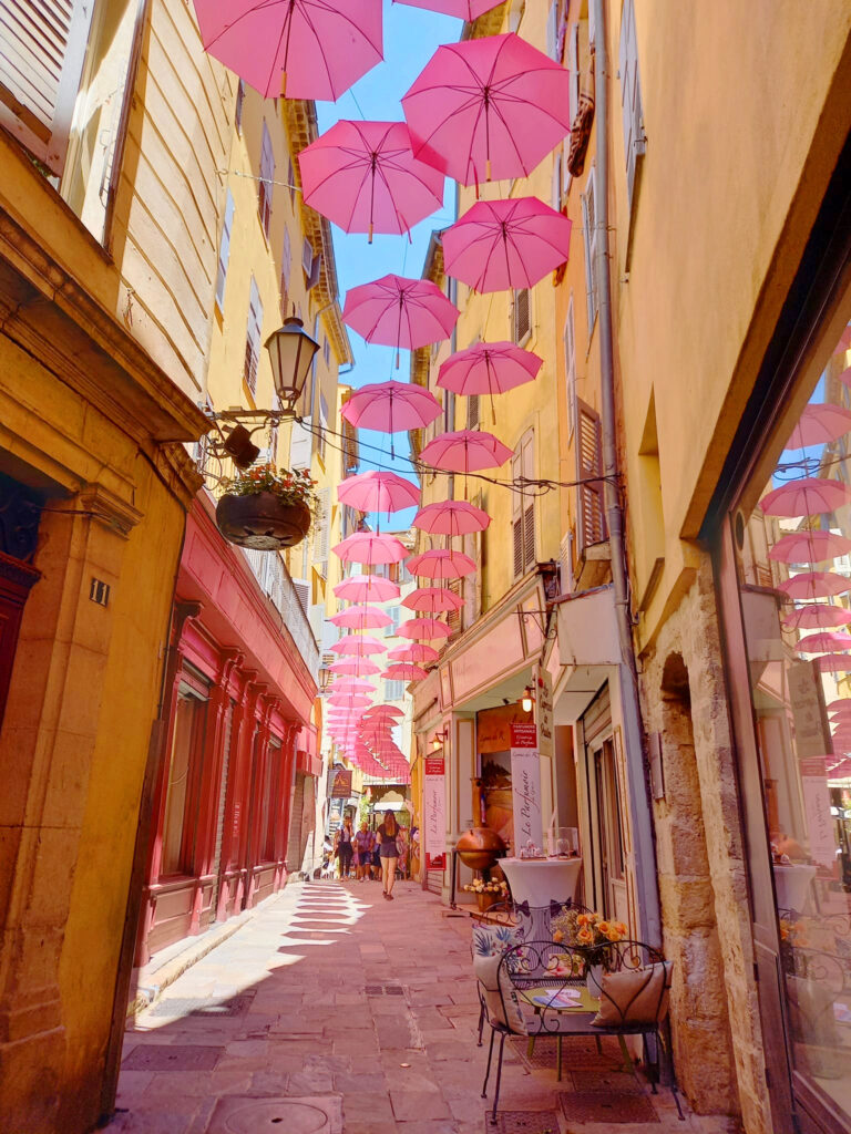 A narrow lane in the old town of Grasse
